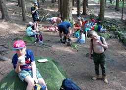 Celodenní výlet a oběd v lese - tortily byly mňam :-)