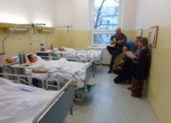 Dlouhodobě nemocné pacienty potěšili dobrovolníci vánočním minikoncertem