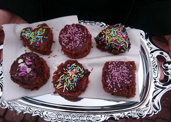 Děti z výtvarky šly pozdravit a potěšit své sousedy 