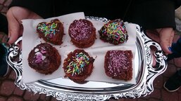 Děti z výtvarky šly pozdravit a potěšit své sousedy 