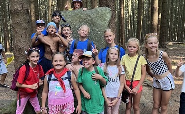 Společné foto u menhiru Měsíční kámen