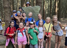 Společné foto u menhiru Měsíční kámen