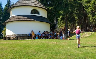 Celodenní výlet - odpočinek ve stínu kapličky