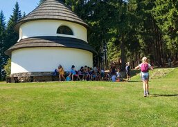 Celodenní výlet - odpočinek ve stínu kapličky