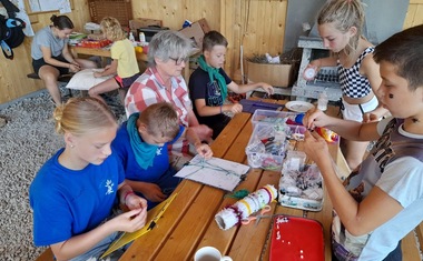 Výroba náramků pod bedlivým dohledem Zdeňky