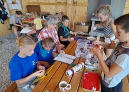 Výroba náramků pod bedlivým dohledem Zdeňky