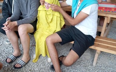 Mohamed a jeho legrácky - Esterka oblečená do oddílových šátků