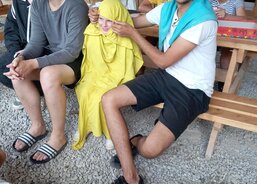 Mohamed a jeho legrácky - Esterka oblečená do oddílových šátků