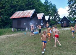 Když déšť nepřichází, vezme hlavní vedoucí hadici...