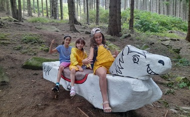 Holky a kůň v lese :-)