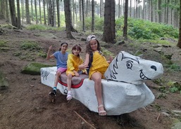 Holky a kůň v lese :-)