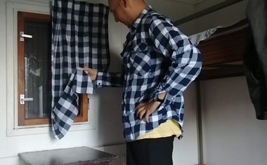 Miloš přemýšlí, co si "spíchnout" ze záclonky v chatce :-D