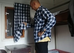 Miloš přemýšlí, co si "spíchnout" ze záclonky v chatce :-D