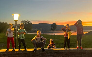 Radost venku při západu Slunce