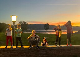 Radost venku při západu Slunce