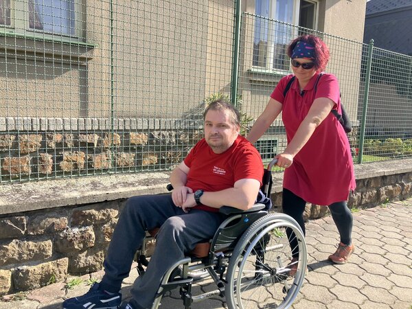 Dobrovolnice Anna Zemanová na procházce