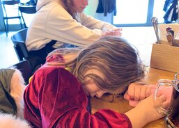 Unavený benjamínek Izy usnul už u oběda