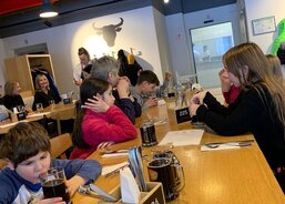 Čekání na oběd v restauraci Stodola