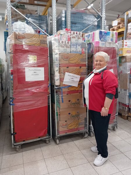 dobrovolnice Bohunka při Sbírce potravin